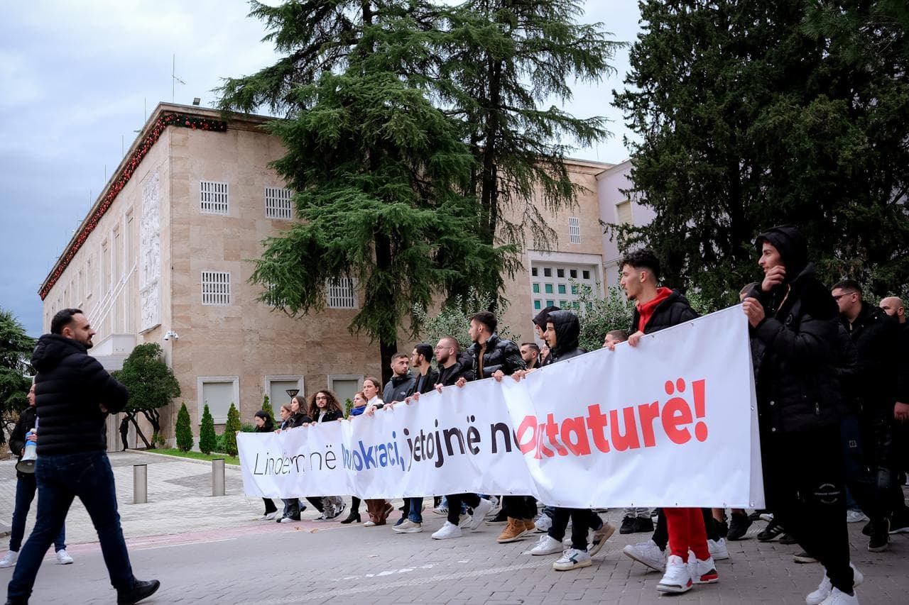 8 dhjetori/ Të rinjtë demokratë protestojnë para Kryeministrisë (FOTO)