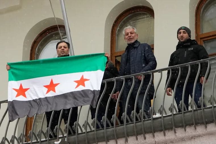 Ambasada siriane në Moskë ngre flamurin me tre yje të opozitës (FOTO)