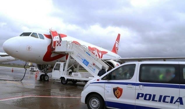Të dënuar për marrëdhënie seksuale me dhunë dhe drogë, arrestohen në Rinas dy turq