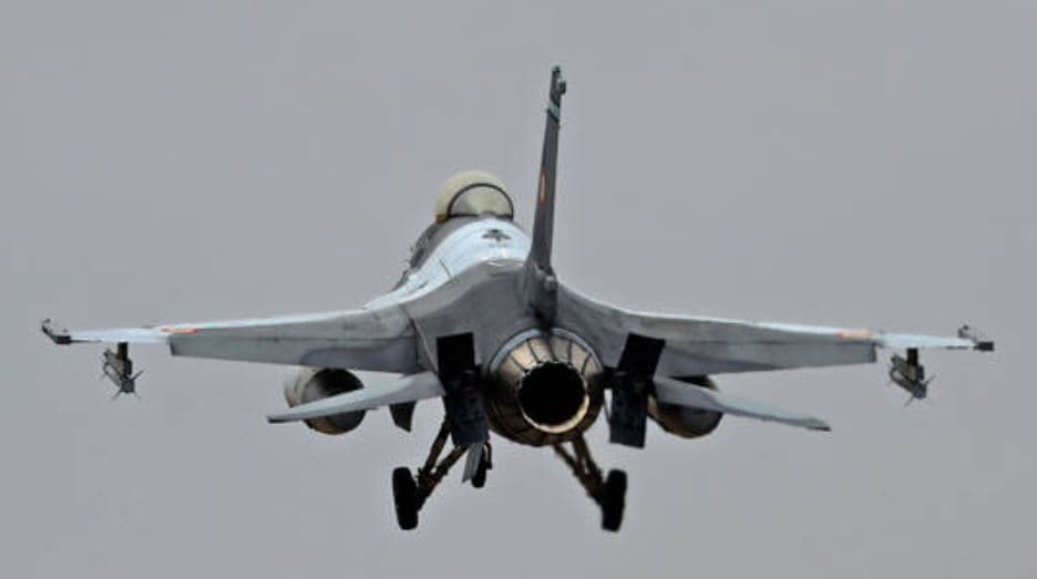 Shtëpia e Bardhë: Ukraina s'ka mjaftueshëm pilotë për të operuar avionët F-16