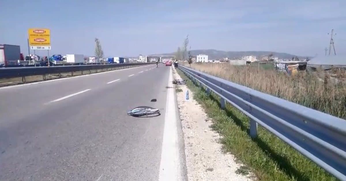 Makina përplas motorin në Fier-Seman, humb jetën një person