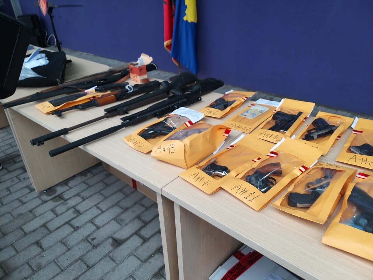 Trafik armësh Kosovë-Shqipëri/ Lëshohen 14 urdhër-arreste, sekuestrohen armë e municione