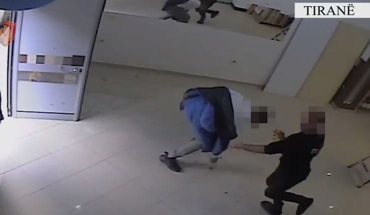 Vodhi me dhunë një automjet, në pranga 32-vjeçari