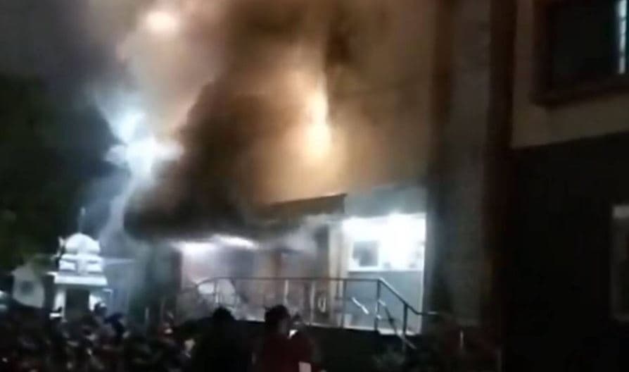 Zjarr në një klinikë në Indi, 6 të vdekur dhe 30 të plagosur (VIDEO)