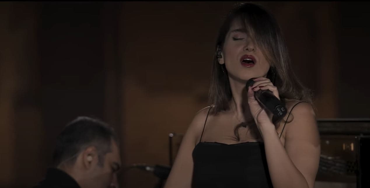 Këngëtarja e guximshme iraniane që sfidon regjimin, performon pa hixhab (VIDEO)
