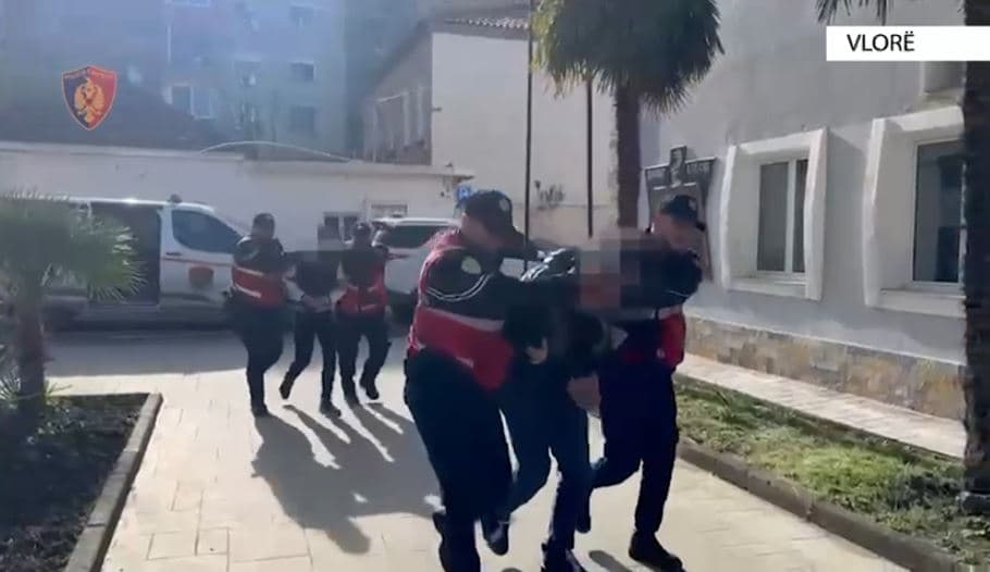 Shpërndanin drogë në Vlorë, 3 të arrestuar dhe një në kërkim 
