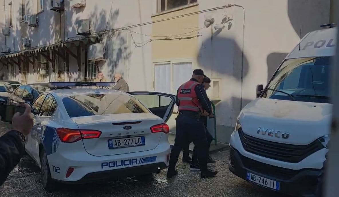 Plagosja e 17-vjeçarit në shkollën në Fier, lihet në burg shoku i klasës 