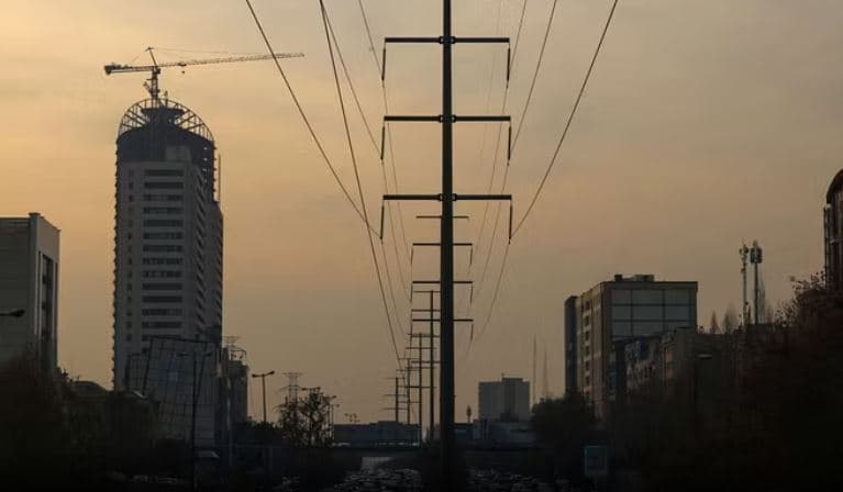 Mungon karburanti, Irani mbyll shkollat për të tretën ditë radhazi