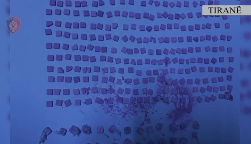 “Drug party” kap katër persona në Tiranë me 300 tableta ekstazi 