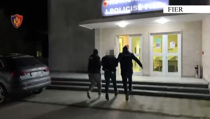  Përplasi për vdekje motoristin dhe u largua, arrestohet 22-vjeçari në Fier
