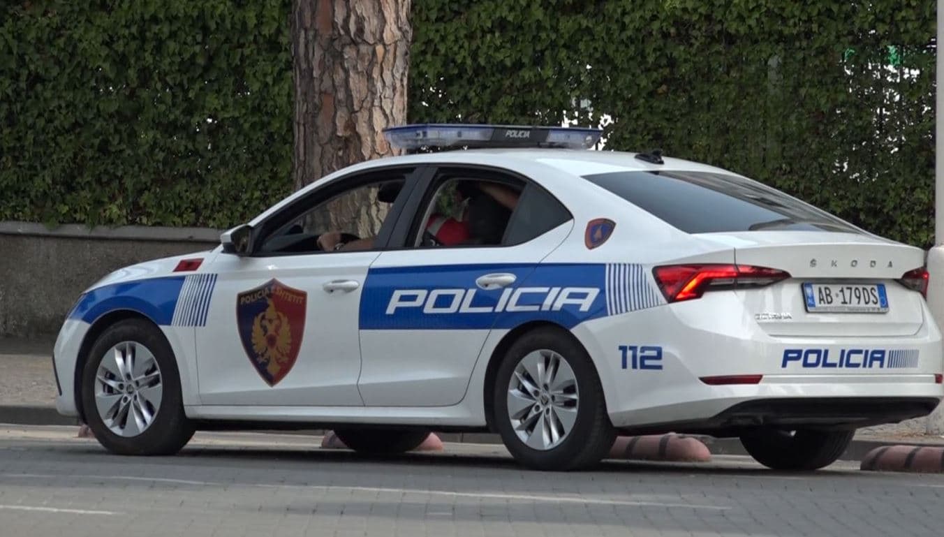 Kërcënoi me armë zjarri 16-vjeçarin, arrestohet 15-vjeçari 