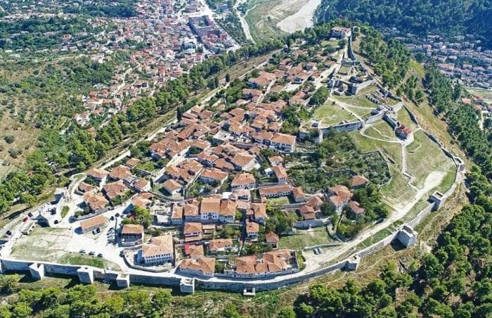 Shkëputet masivi i gurit dhe e zë poshtë, humb jetën një person në Berat