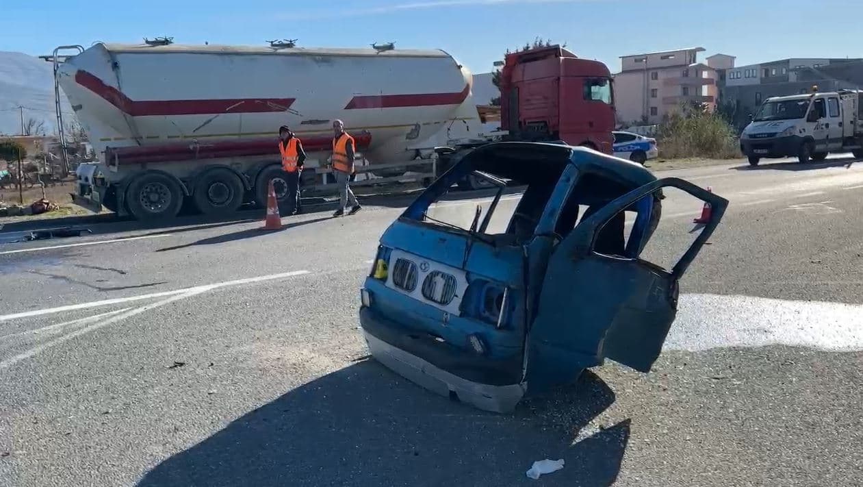 Emrat/ Dy automjete përplasen në aksin Lezhë-Laç, humb jetën një nga drejtuesit