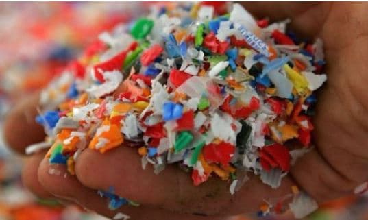 Sfungjerët e pambukut dhe "kocka" e kallamarit eliminojnë 99,9% të mikroplastikës nga uji