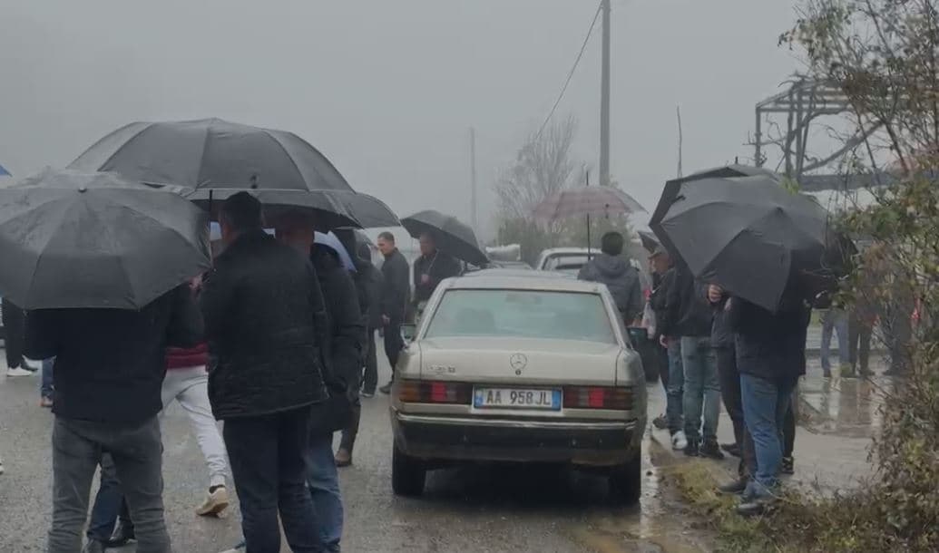 Degradimi i rrugës Rrëshen-Burrel, banorët e 10 fshatrave dalin në protestë