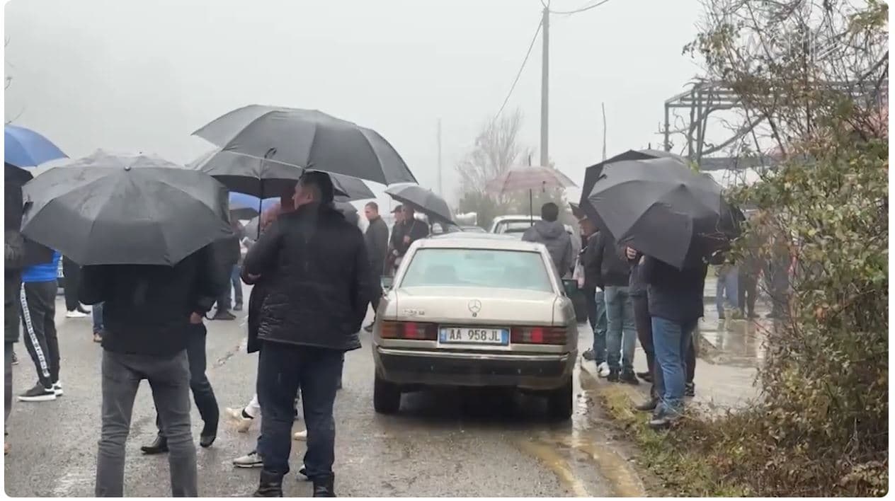 Protestë për rrugën Rrëshen-Burrel. Banorët e 10 fshatrave në Mirditë bllokuan aksin: Qeveria të ndërhyjë