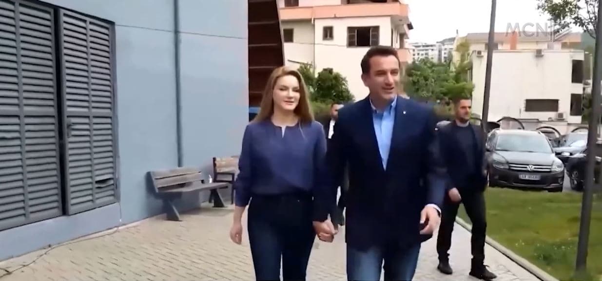 GJKKO “rrëzon” Ajola Xoxën. Këlliçi: Veliaj i jep para gruas së tij përmes punonjësit të UKT