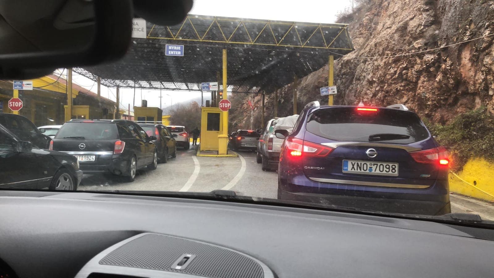 Festat e fundvitit/ Shtohet fluksi i shqiptarëve në pikën kufitare të Kapshticës