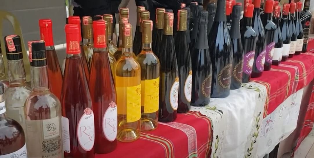 Panairi “verë dhe traditë” në Durrës, qytetarë dhe turistë të huaj shijojnë atmosferën festive