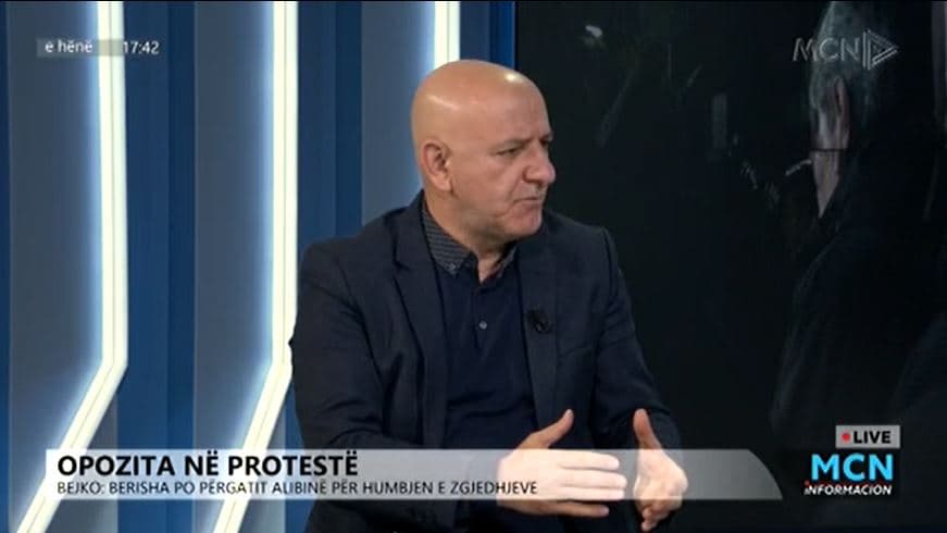 Opozita në protestë/ Bejko: Berisha po përgatit alibinë për humbjen e zgjedhjeve, ka dështuar (VIDEO)