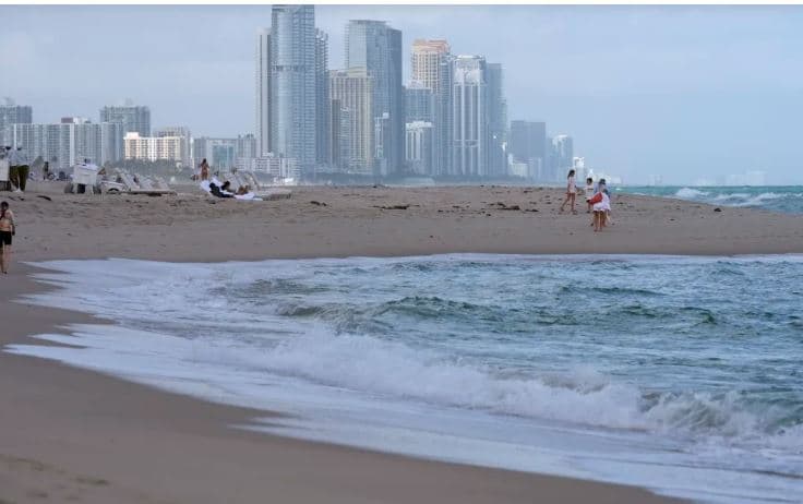 Studimi/ Dhjetëra apartamente dhe hotele luksoze në Florida po fundosen