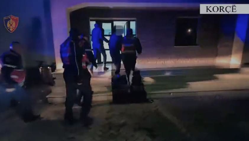 Hyri me forcë në një bankë në Korçë, arrestohet autori i dyshuar
