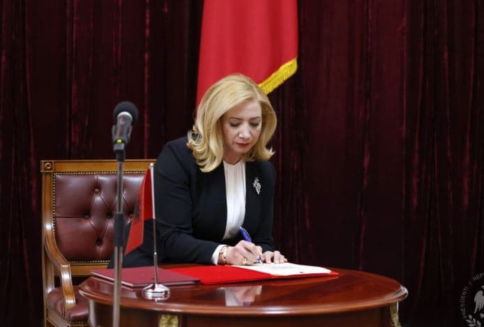 Gjyqtarët e Kushtetueses vendosin për largimin e Holta Zaçajt nga detyra më 10 mars
