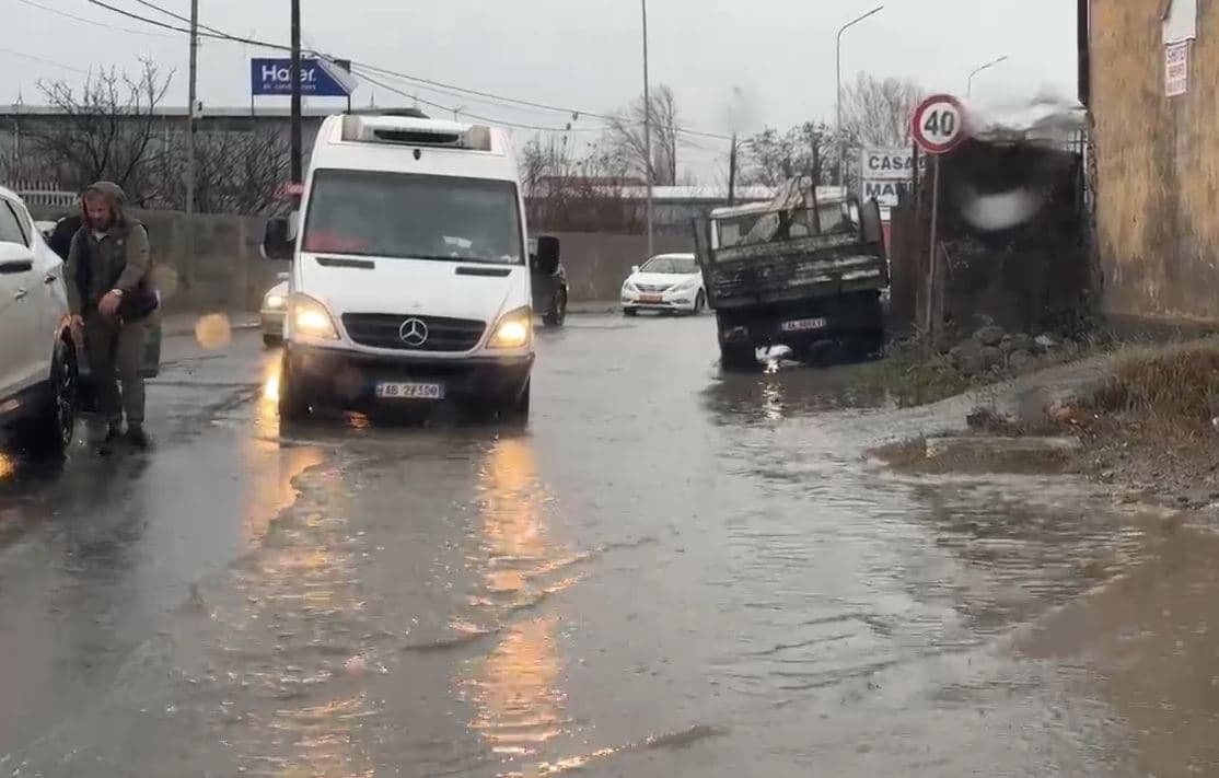 Rrugët e Lezhës bllokohen nga shiu, kaos në trafik