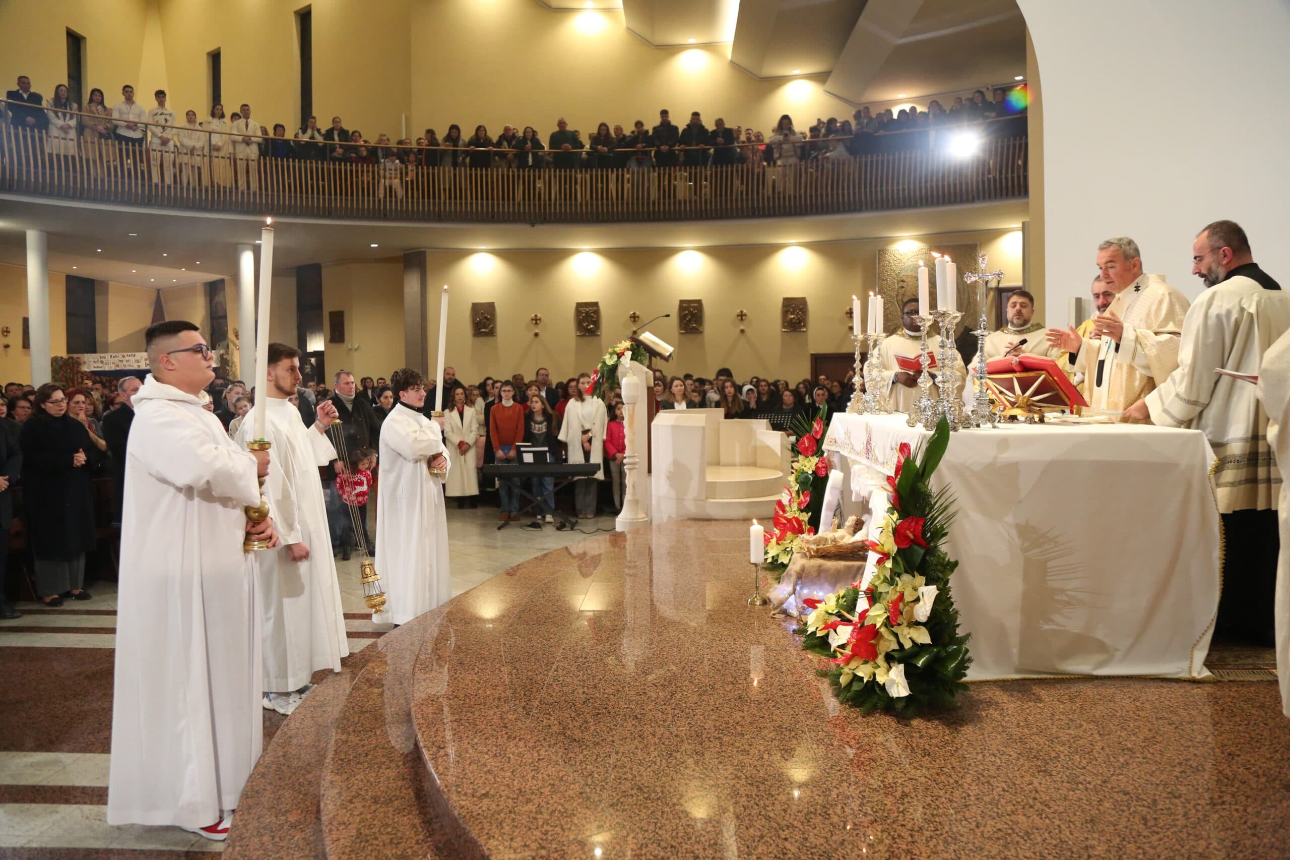  Mbahet mesha te Katedralja e “Shën Palit”, besimtarët e krishterë kremtojnë lindjen e Krishtit