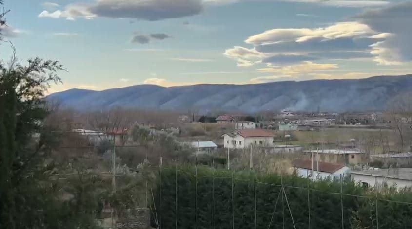 Era e fortë dëmton linjat, mbeten pa energji elektrike disa zona të Lezhës 