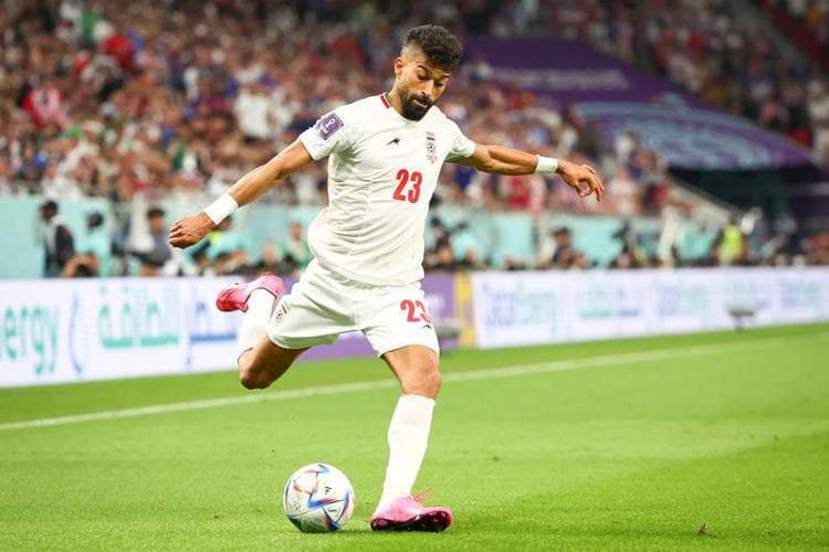 Futbollisti iranian përqafon tifozen para ndeshjes, rrezikon skualifikimin