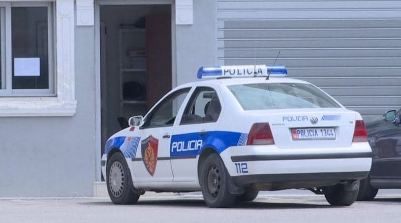 Kanosi bashkëshorten e fëmijët dhe i vuri zjarrin banesës, arrestohet 54-vjeçari në Kamëz