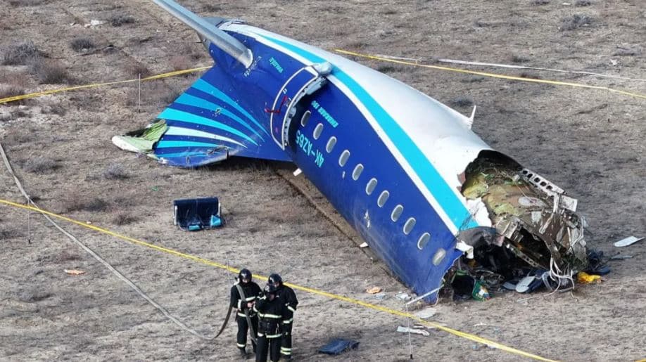 Rrëzimi i avionit/ Mediat në Azerbajxhan bëjnë përgjegjëse Rusinë, reagon Moska 