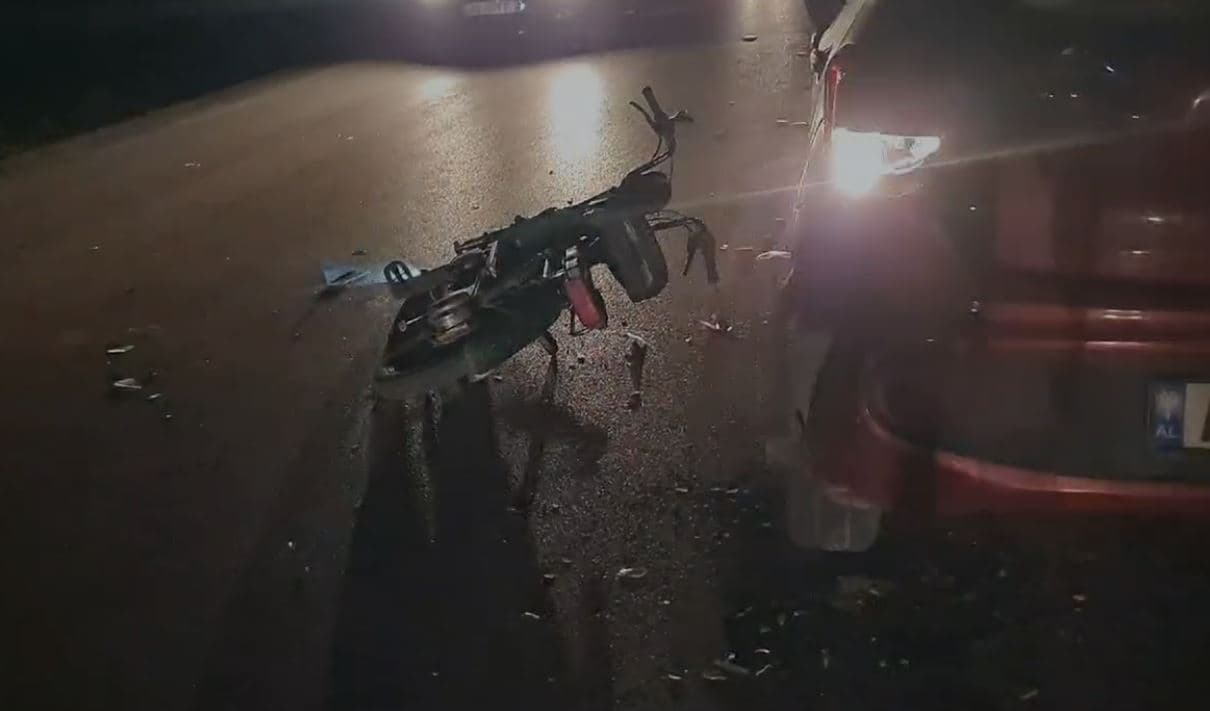 Makina përplaset me motorin, plagoset një person në Fier 