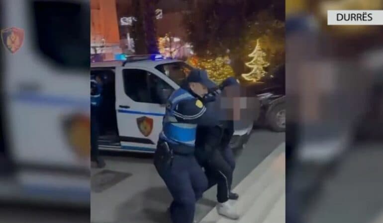 Dogjën dy automjete/ Arrestohen dy persona, në kërkim 32-vjeçari në Durrës