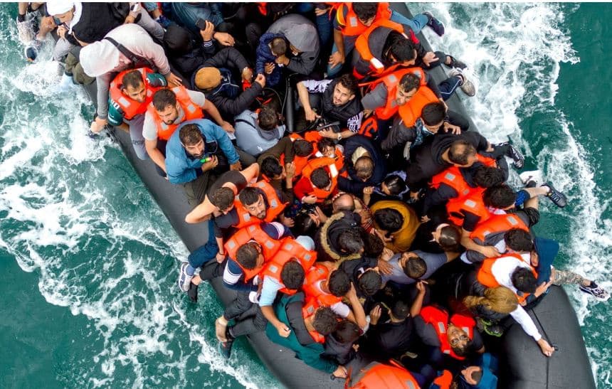 Mbytet varka me emigrantë në brigjet e Francës, 3 të vdekur dhe 50 të shpëtuar