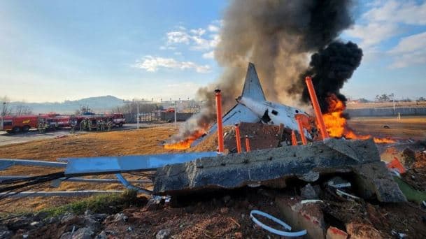 Kore e Jugut/ Aeroplani me 181 pasagjerë përplaset në aeroport, mbi 120 viktima