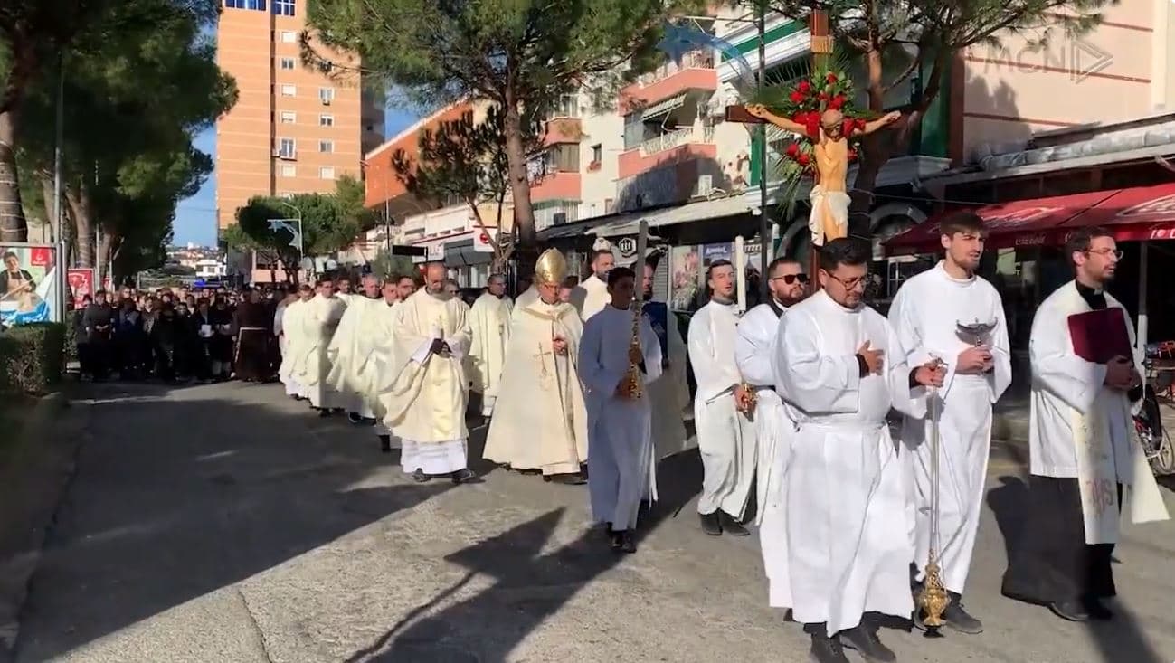 Viti jubilar i shpresës në Lezhë/ Besimtarët nisin marshimin nga memoriali i Gjergj Kastriotit (VIDEO)
