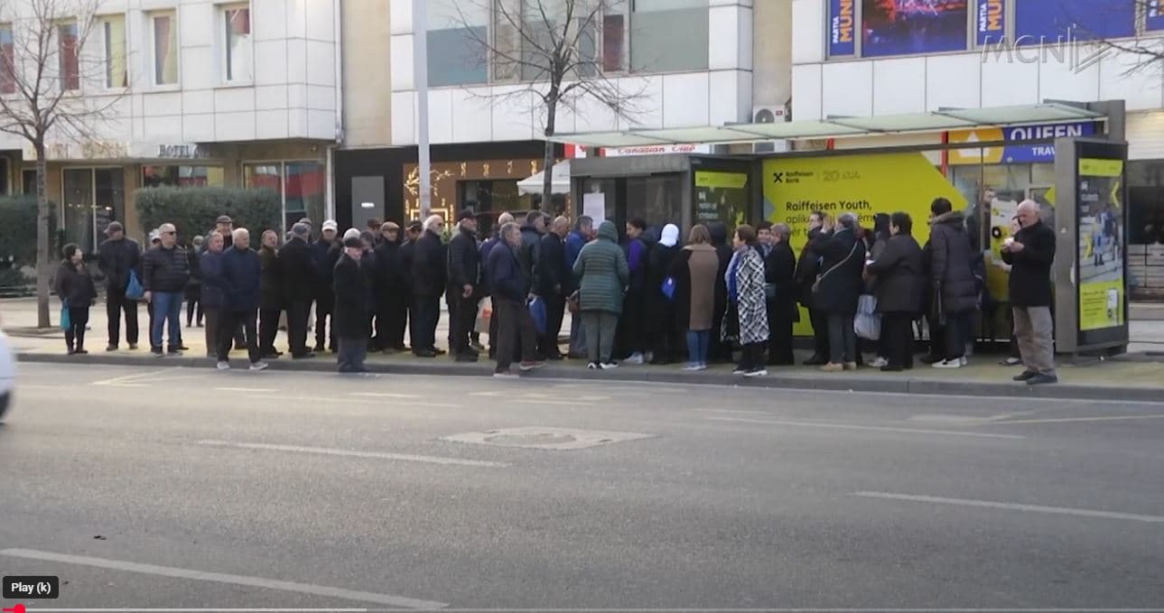 Radhë të gjata për abonetë falas/ Pensionistët: Kaq orë në pritje, e papërballueshme për ne (VIDEO)