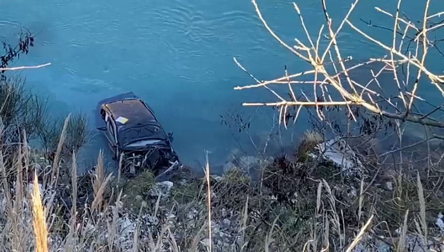 Makina me dy persona bie në lumë në Gjirokastër-Tepelenë 