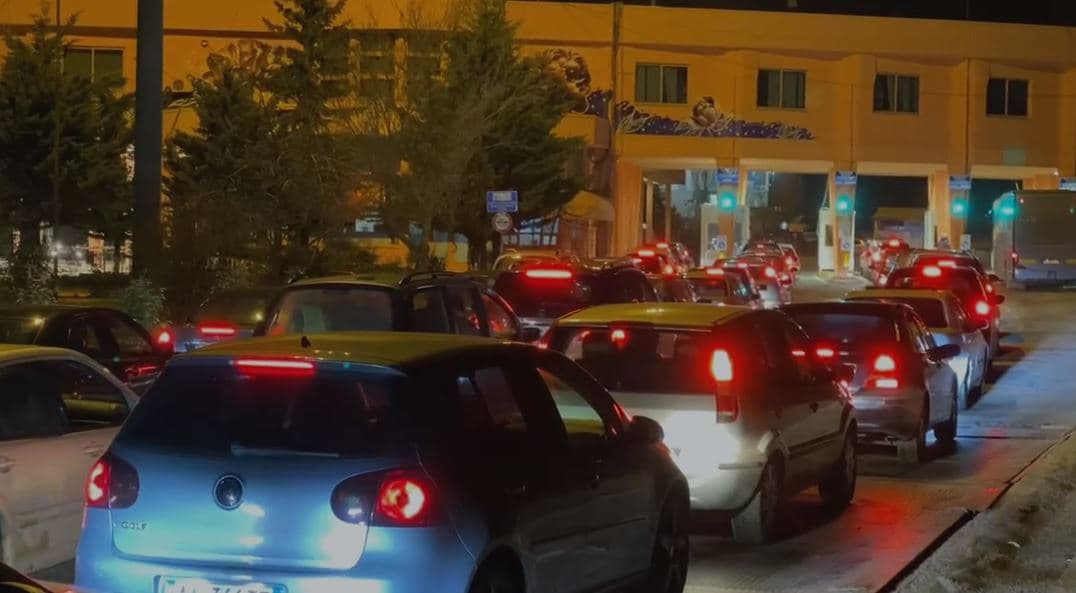 Fluks automjetesh në Qafë-Thanë, festat krijojnë radhë të gjata të udhëtarëve nga Maqedonia e Veriut