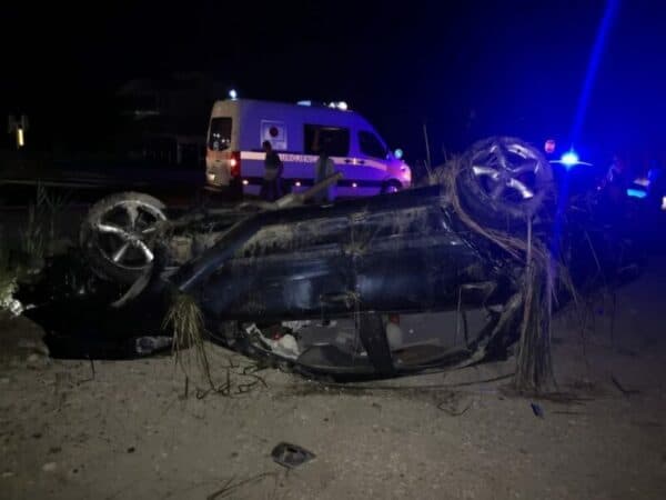 Mjeti humb kontrollin del nga rruga dhe përmbyset, plagosen 3 persona