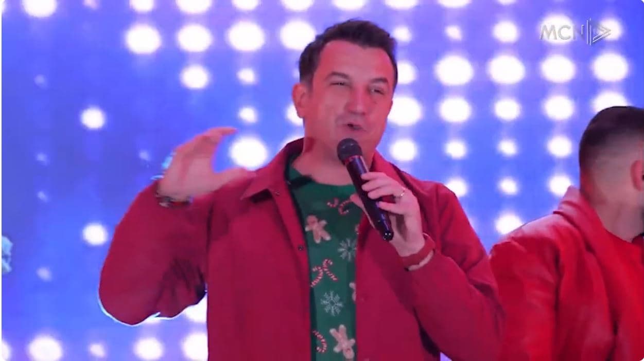 “Më pak stërkëmbësha e xhelozi”. Shfaqet Veliaj, feston në shesh vitin e ri 2025