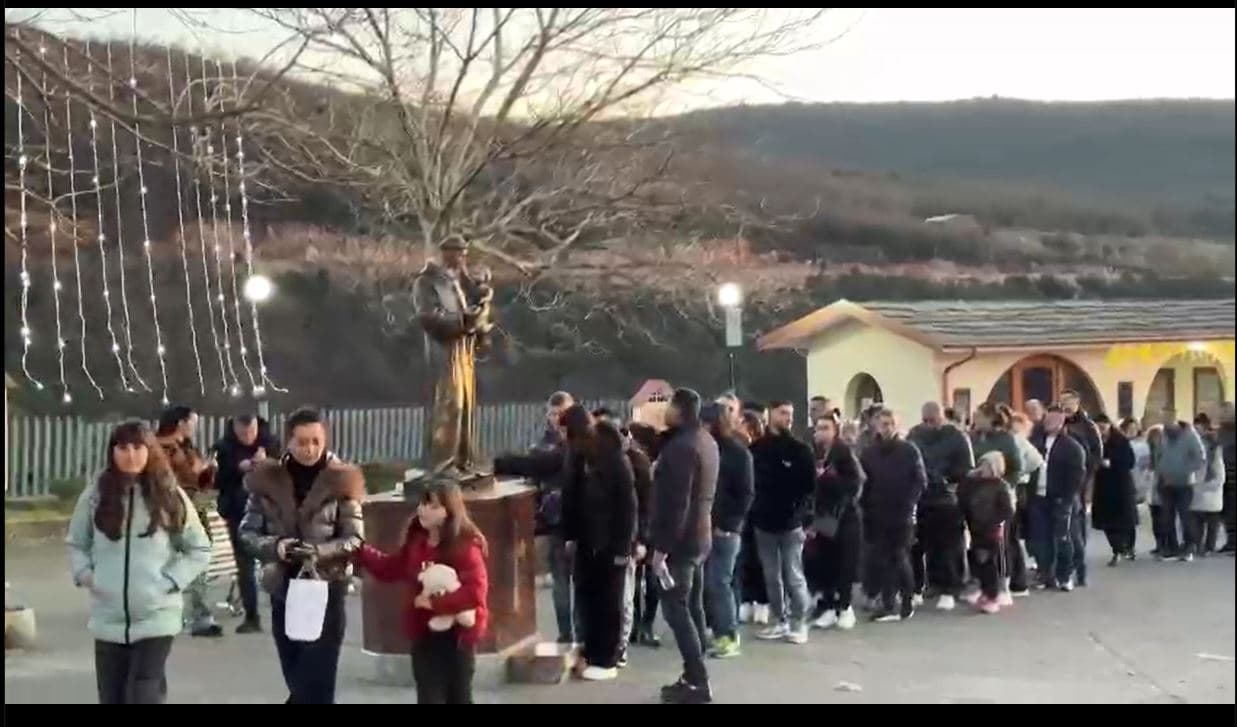  Qindra besimtarë nisin vitin e ri më vizitë në Kishën e Laçit