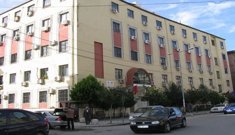 Vrau me thikë e çekiç fqinjin e tij, Gjykata e Durrësit lë në burg 39-vjeçarin