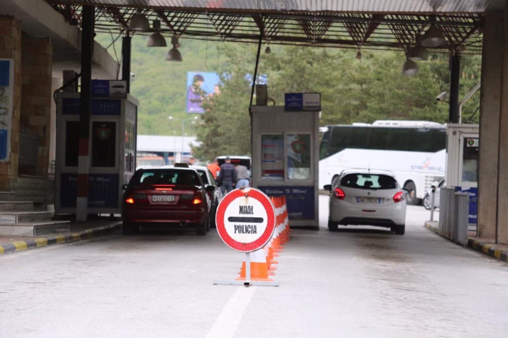 Nisin kthimet e emigrantëve, fluks largimesh në Kapshticë