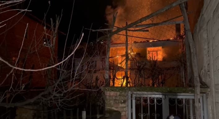 Zjarr në një banesë dy katëshe në Pogradec, evakuohen banorët
