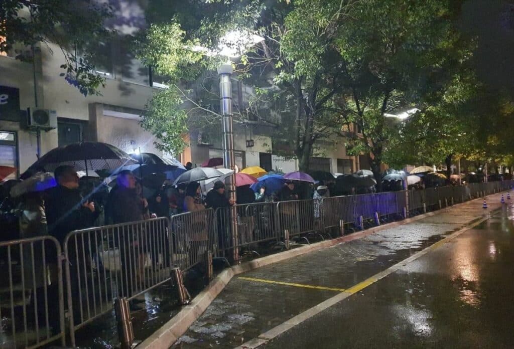 Protesta për masakrën në Cetinjë, qytetarët mblidhen përballë qeverisë në Mal të Zi