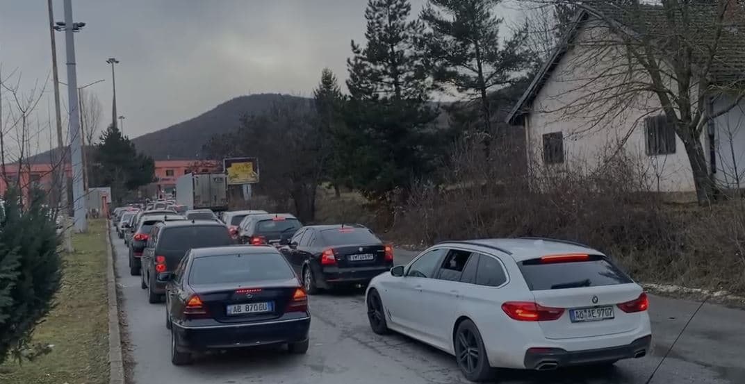 Bie sistemi i doganës së Maqedonisë së Veriut në Qafë-Thanë, fluks mjetesh në hyrje-dalje me Shqipërinë