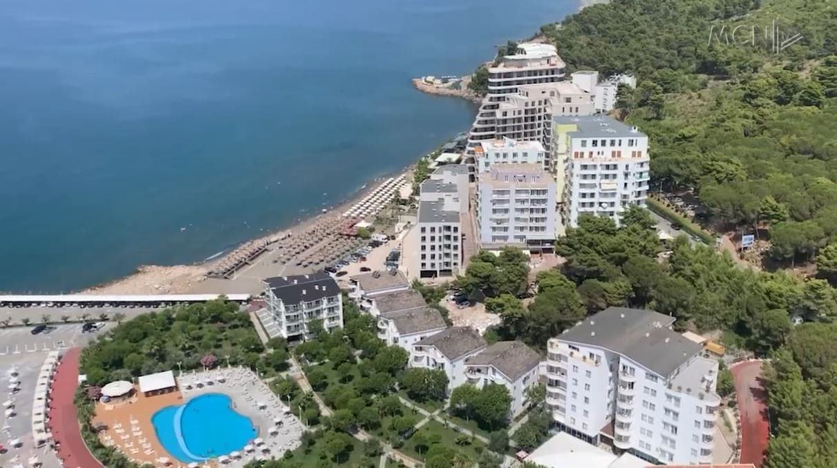 Strukturë e re me pesë yje në Shqipëri, një tjetër resort luksoz i shtohet bregdetit  (VIDEO)